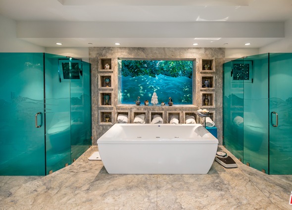 Master Bathroom Suite With Oversize Bathtub